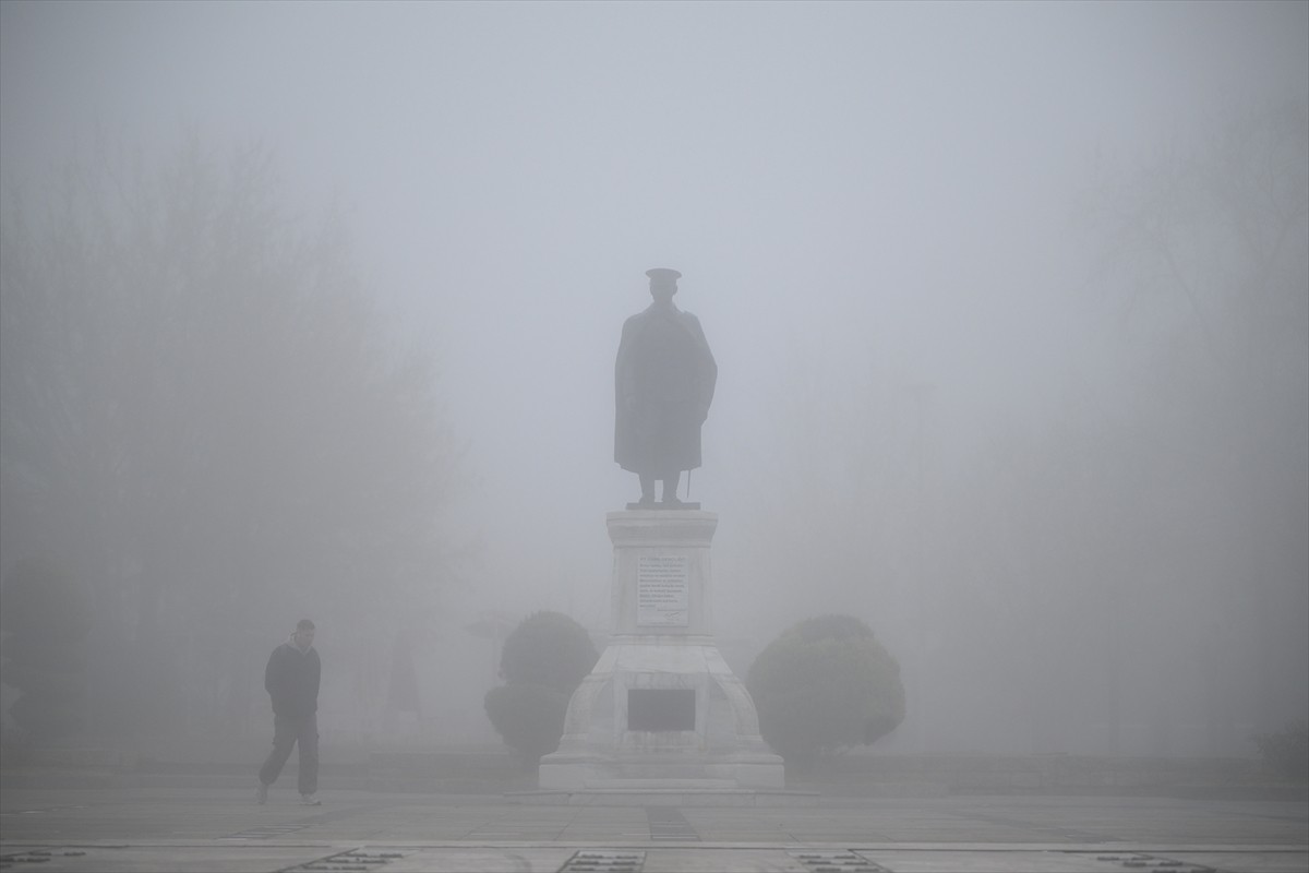 Edirne'de yoğun sis etkili oldu. Kentte sabah saatlerinde etkisini gösteren yoğun sis nedeniyle...