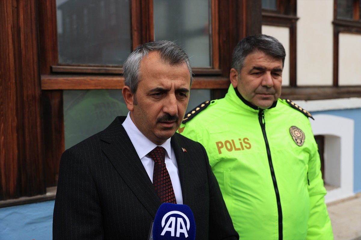 Edirne Valisi Yunus Sezer (solda), gazetecilere açıklamalarda bulundu.