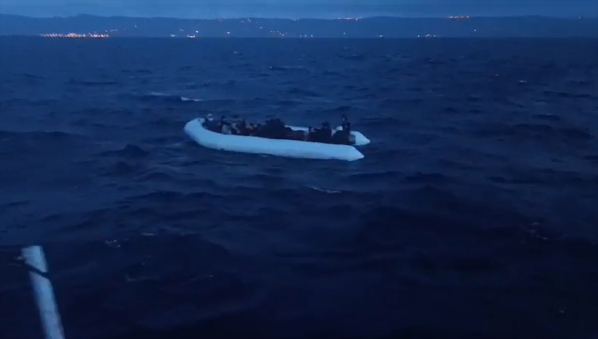 Ege Denizi'nin kuzeyinde, Çanakkale'nin Ayvacık ilçesi açıklarında 54 düzensiz göçmen...