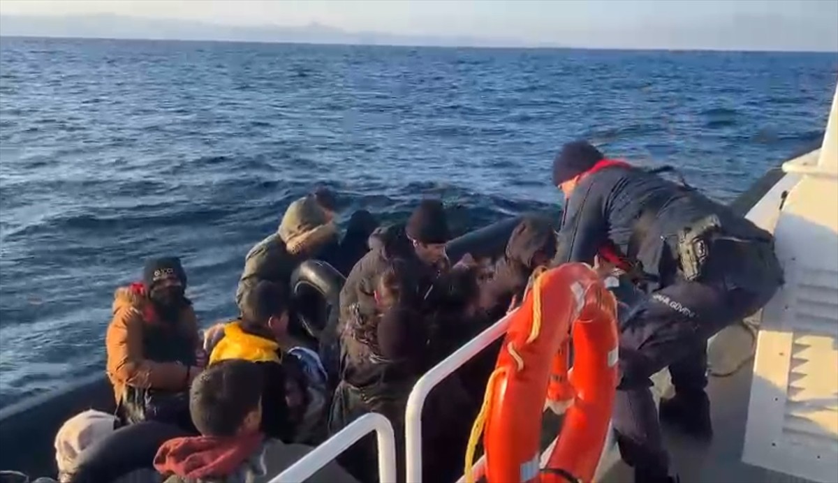 Ege Denizi'nin kuzeyinde, Çanakkale'nin Ayvacık ilçesi açıklarında 89 düzensiz göçmen...