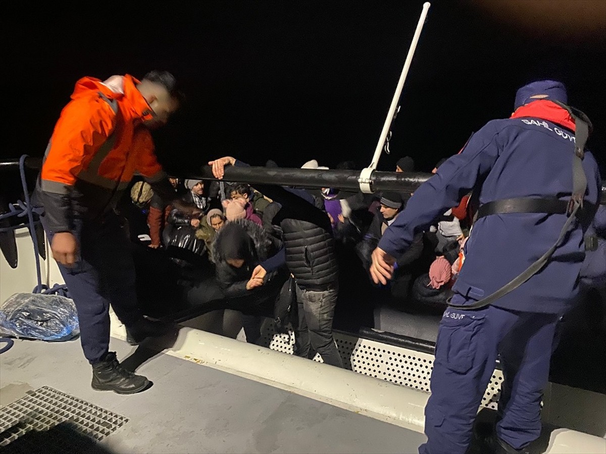 Ege Denizi'nin kuzeyinde, Çanakkale'nin Ayvacık ilçesi açıklarında 89 düzensiz göçmen...