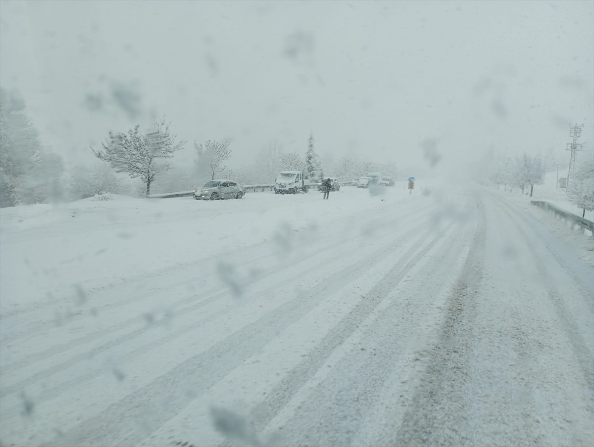 Elazığ-Diyarbakır kara yolunda yoğun kar yağışı ulaşımı olumsuz etkiliyor.