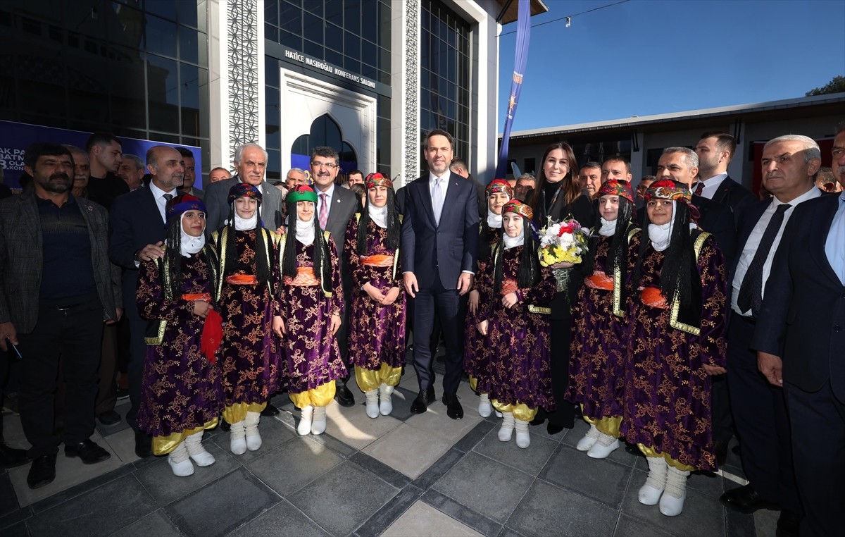 Enerji ve Tabii Kaynaklar Bakanı Alparslan Bayraktar (ortada), Hatice Nasıroğlu Konferans...