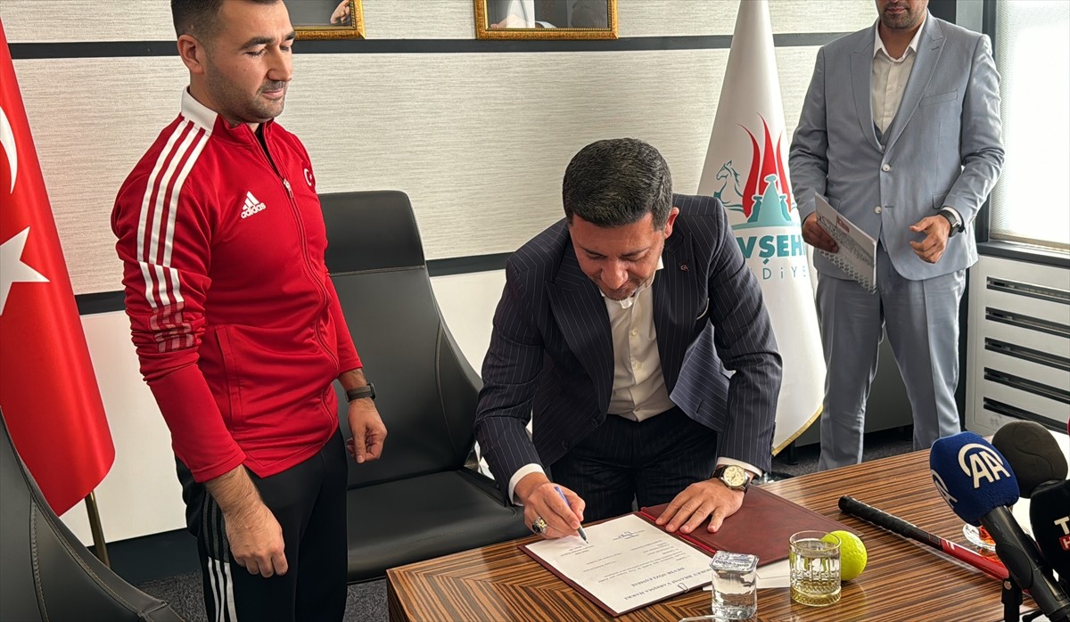 Erkekler Salon Hokeyi Süper Ligi'nde mücadele eden Nizip Zeugma'nın Nevşehir Belediyesi Spor...