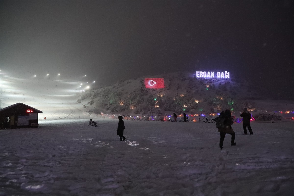Erzincan'daki Ergan Dağı Kış Sporları ve Doğa Turizm Merkezi'ni 1 milyonu aşkın kayakseverin...