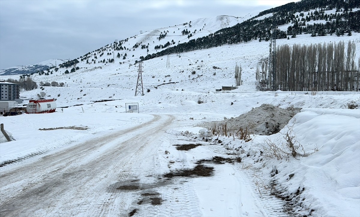 Erzurum'da dondurucu soğuklar yaşamı olumsuz etkiliyor. Hava sıcaklığının gece sıfırın altında 12...