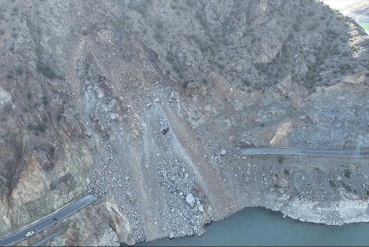Erzurum'un Olur ile Artvin'in Yusufeli ilçelerini birbirine bağlayan ve 29 Ağustos'ta heyelandan...