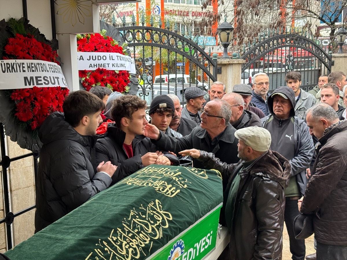 Erzurum'un Palandöken Dağı'nda meydana gelen çığda hayatını kaybeden milli sporcu Emre Yazgan için...