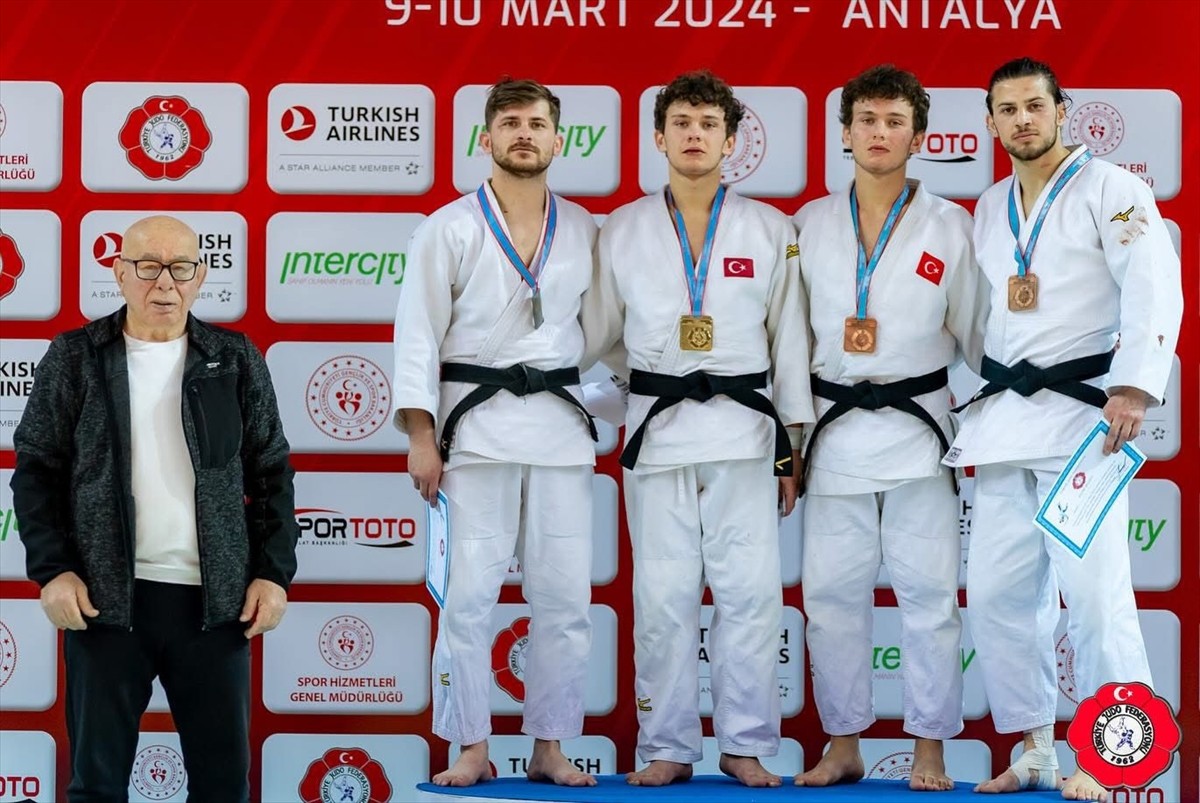 Erzurum'un Palandöken Dağı'nda sporcuların üzerine çığ düşmesi sonucu vefat eden milli sporcu Emre...