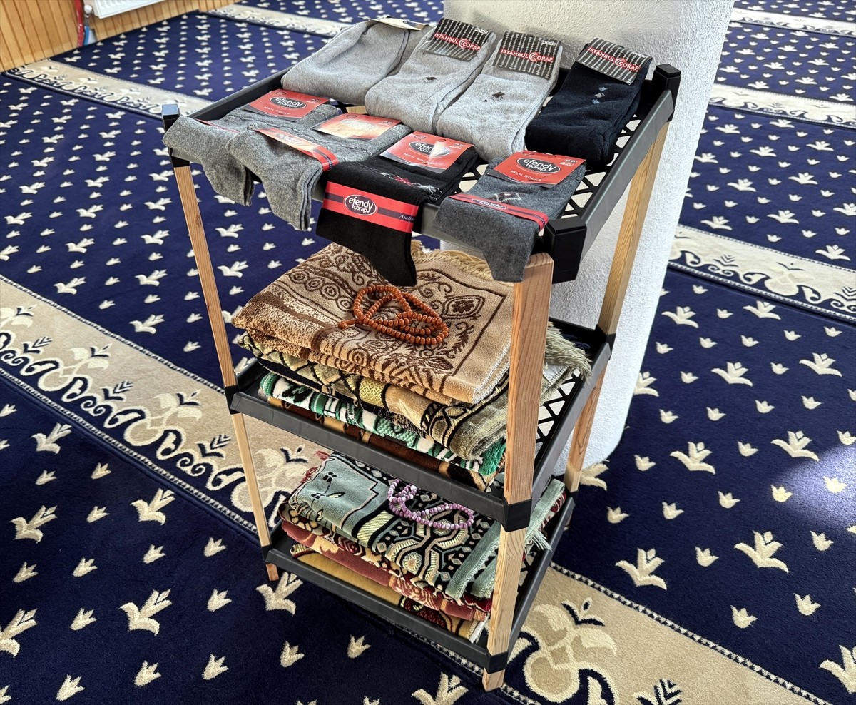 Erzurum'un Şenkaya ilçesinde şehirler arası yol güzergahındaki camide mola veren yolculara sunulan...