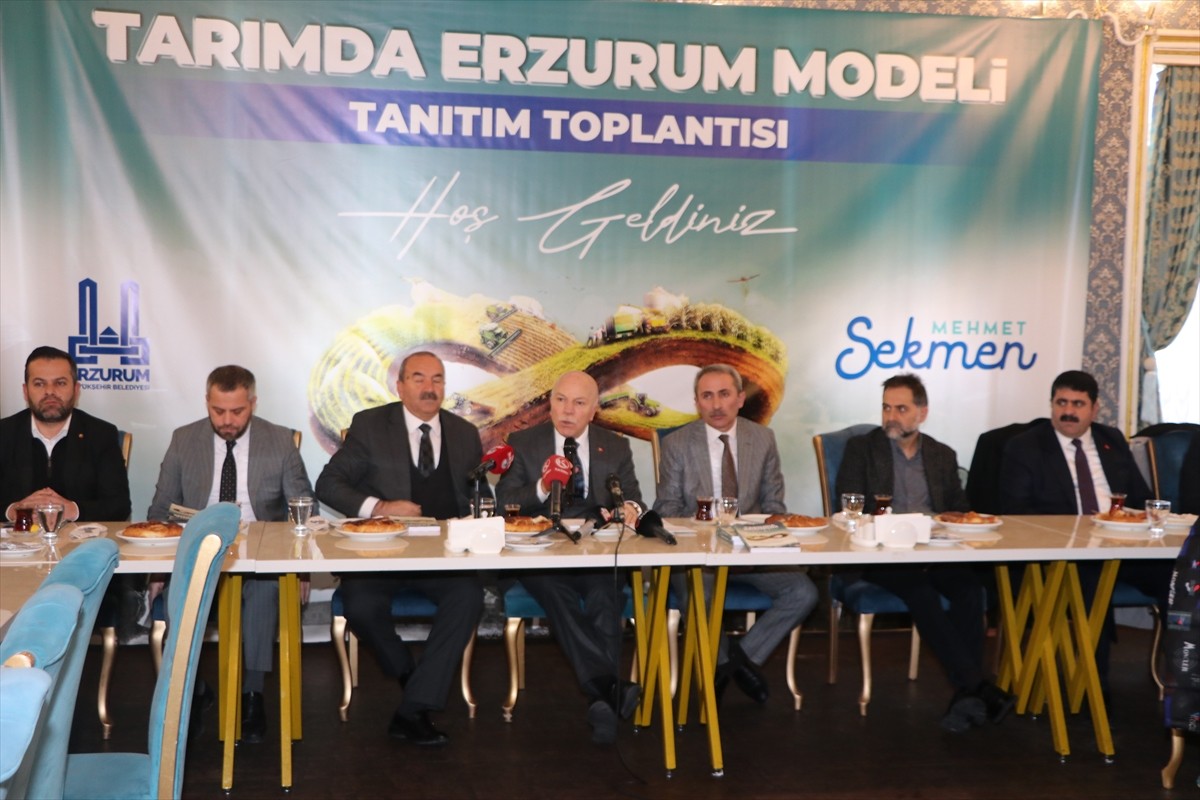 Erzurum Büyükşehir Belediye Başkanı Mehmet Sekmen (ortada), yazdığı "Tarımda Erzurum Modeli"...