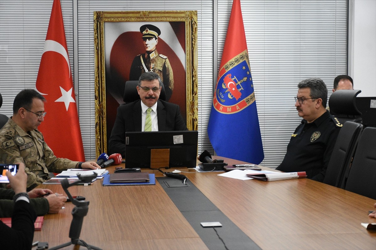 Erzurum Valisi Mustafa Çiftçi (sağda), İl Jandarma Komutanlığında gerçekleştirilen "Güvenlik ve...