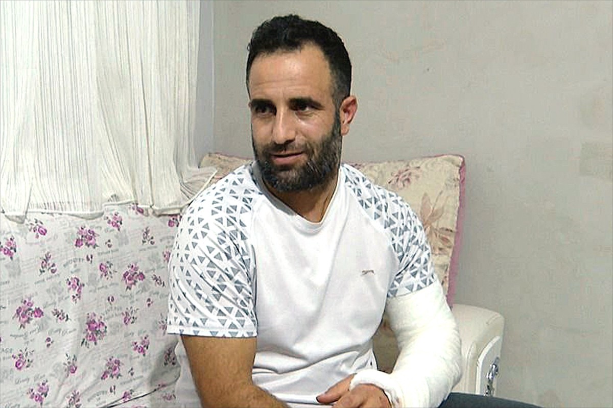 Esenyurt'ta yerinden fırlayan rögar kapağının seyir halindeki metrobüsün kapısını kırması sonucu...