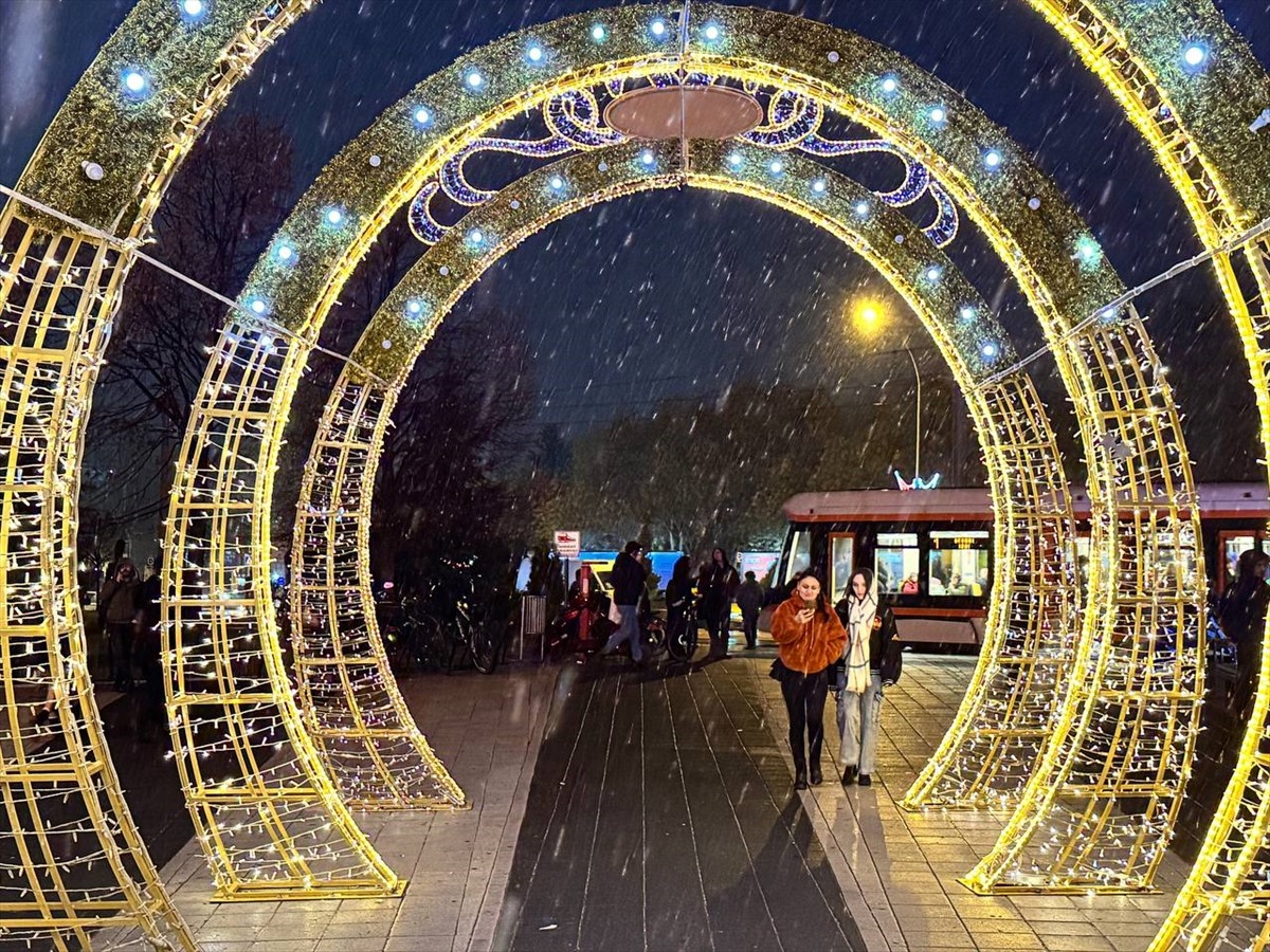 Eskişehir'de akşam saatlerinden itibaren kar yağışı etkili oluyor.