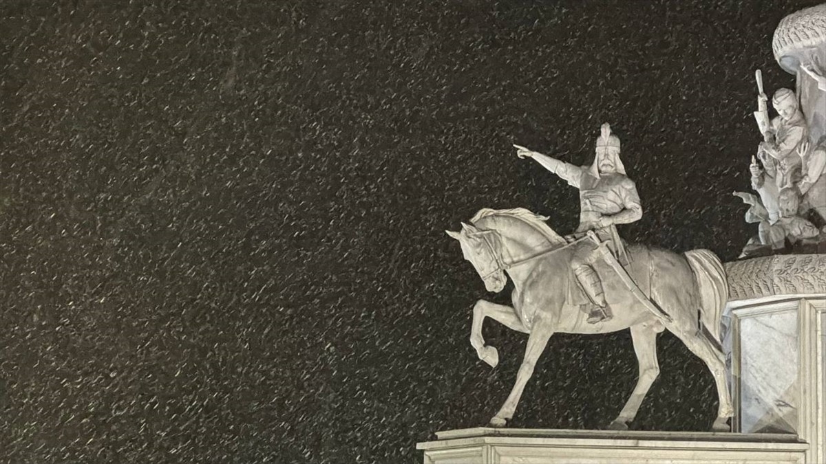 Eskişehir'de akşam saatlerinden itibaren kar yağışı etkili oluyor.