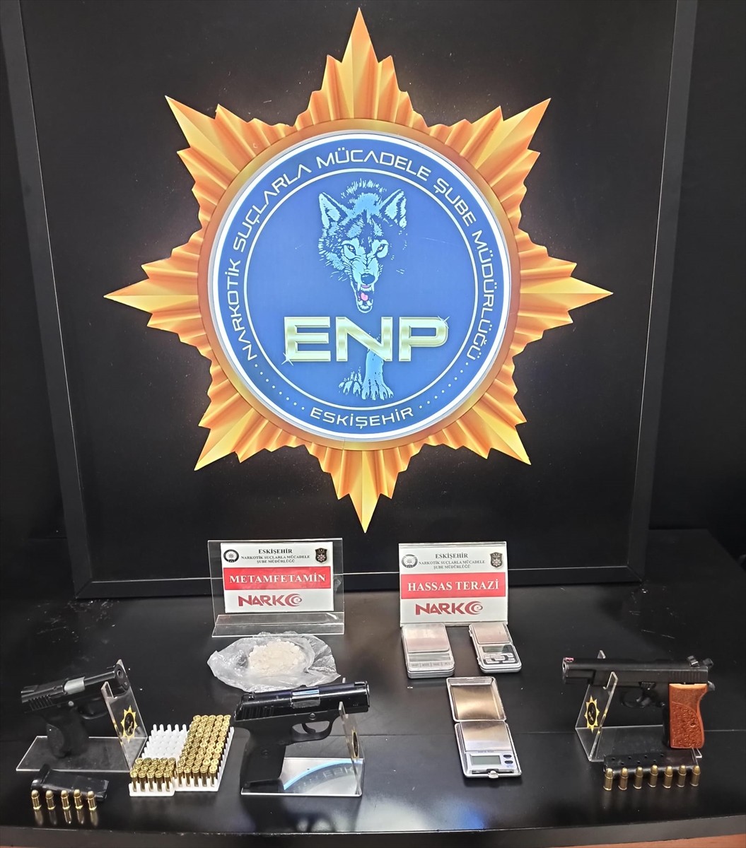 Eskişehir'de düzenlenen uyuşturucu operasyonunda gözaltına alınan 4 zanlı tutuklandı. Aramalarda...