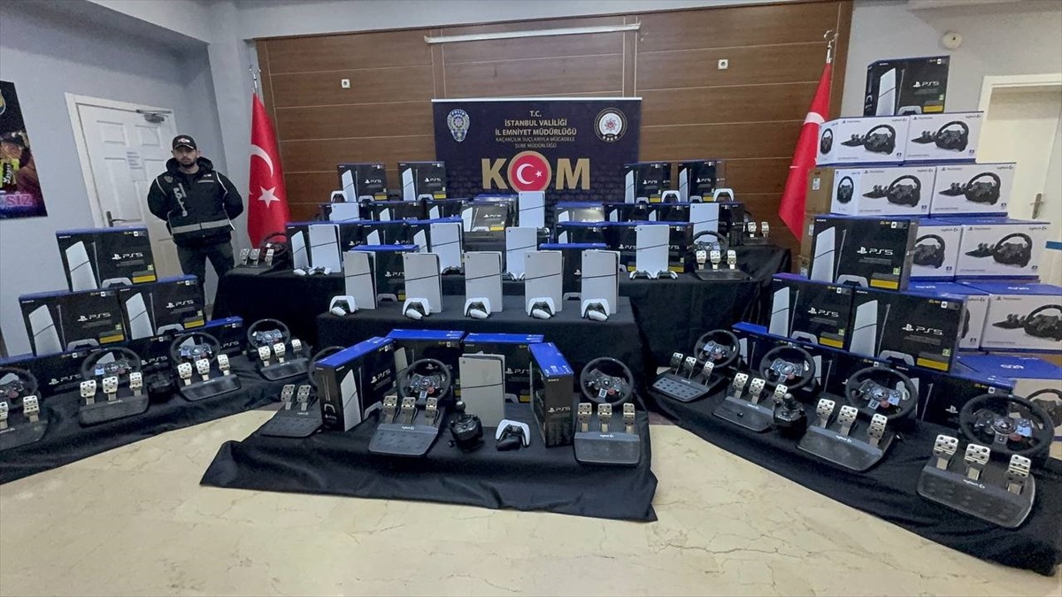 Eyüpsultan'da, tırda kaçak oyun konsollarının ele geçirildiği operasyonda 1 kişi gözaltına alındı....