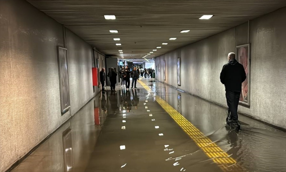 Fatih'te kanalizasyon suyu basan metro istasyonu alt geçidini kullanan vatandaşlar zor anlar...