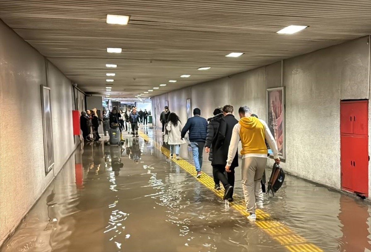 Fatih'te kanalizasyon suyu basan metro istasyonu alt geçidini kullanan vatandaşlar zor anlar...