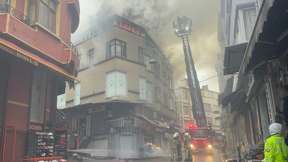 Fatih Mimar Hayrettin Mahallesi Doğramacı Sokak'taki 4 katlı bir binada, çıkan yangına itfaiye...