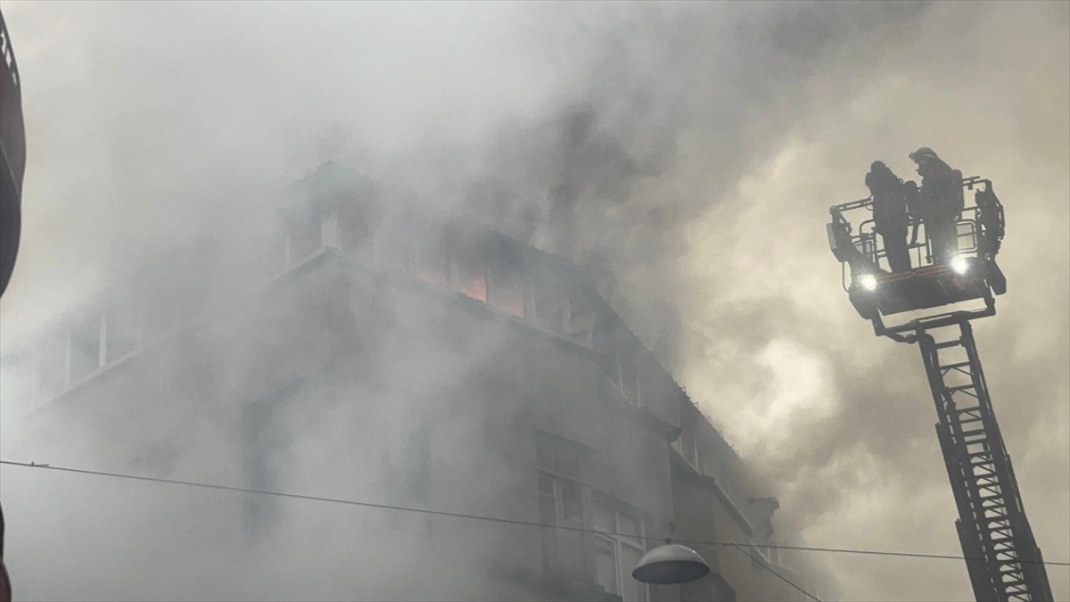 Fatih Mimar Hayrettin Mahallesi Doğramacı Sokak'taki 4 katlı bir binada, çıkan yangına itfaiye...