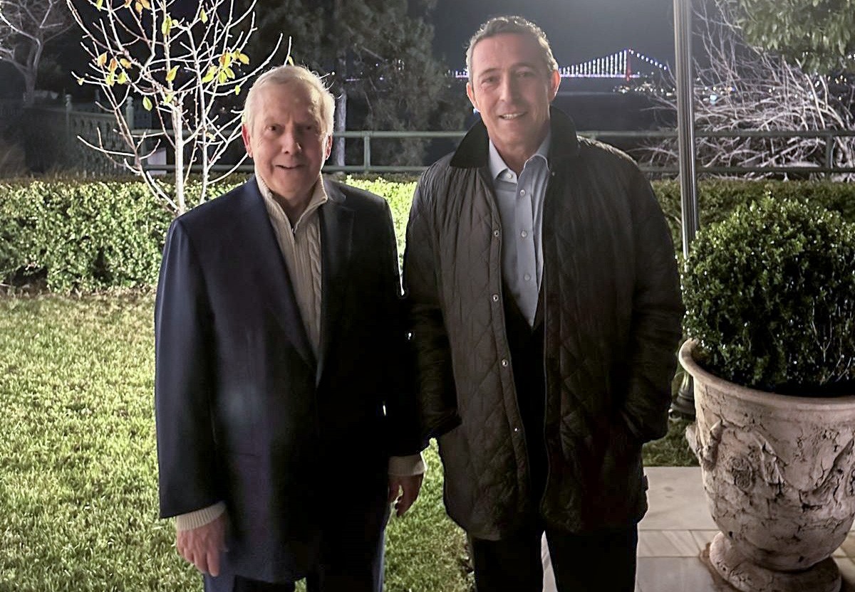 Fenerbahçe Kulübü Başkanı Ali Koç (sağda) ile kulübün eski başkanı Aziz Yıldırım (solda) bir araya...
