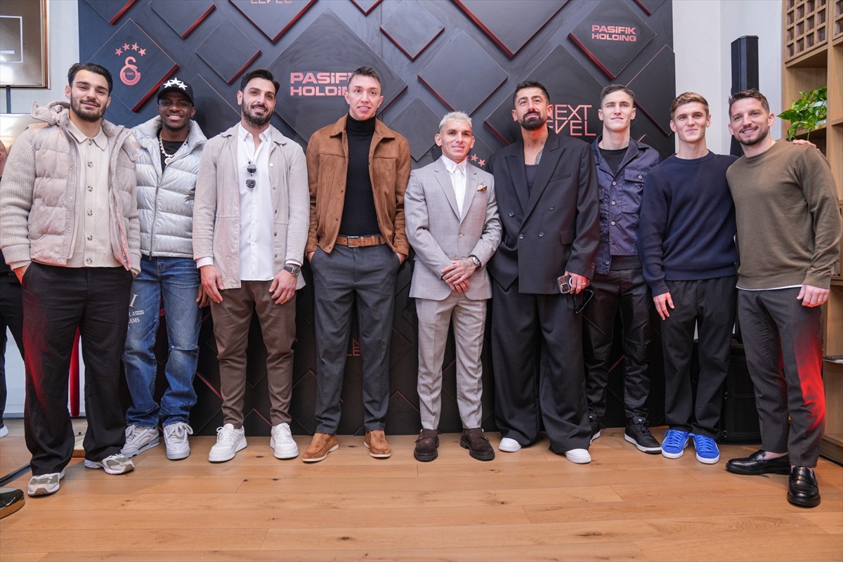 Galatasaray'da kulüp başkanı Dursun Özbek, yönetim kurulu üyeleri, teknik direktör Okan Buruk...