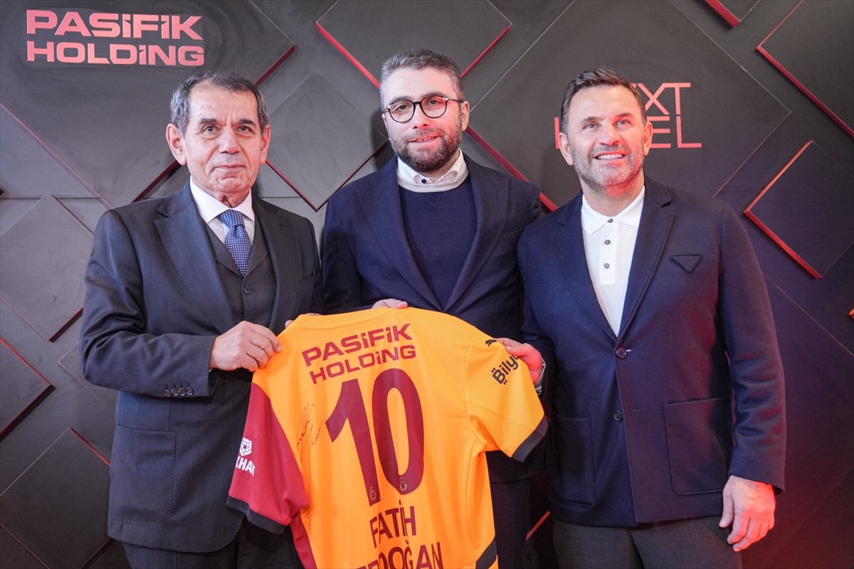 Galatasaray'da kulüp başkanı Dursun Özbek, yönetim kurulu üyeleri, teknik direktör Okan Buruk...