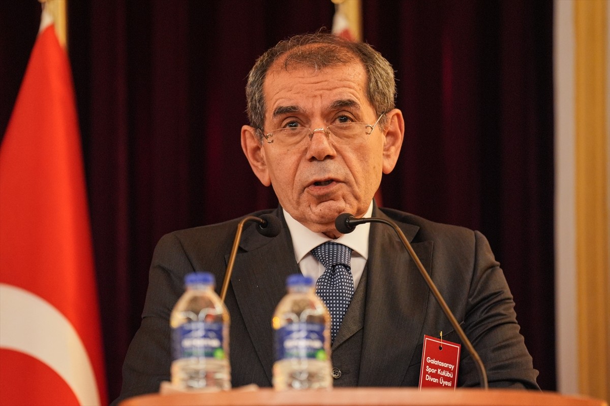 Galatasaray Kulübü Başkanı Dursun Özbek, Galatasaray Lisesi Tevfik Fikret Salonu'nda...