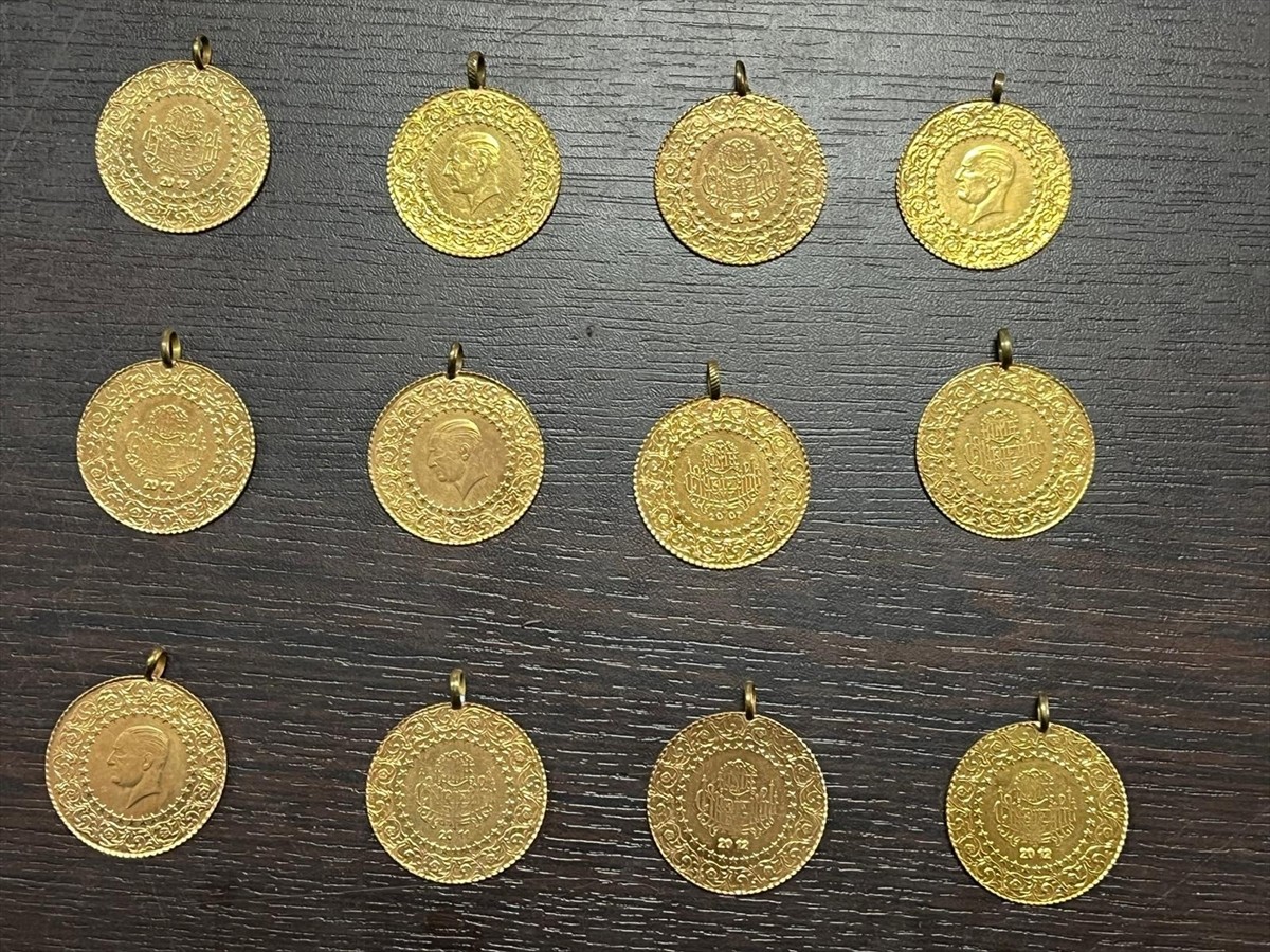 Gaziantep'in Nurdağı ilçesinde ikinci el mutfak dolabı alan Kadir Terlikli, eşyanın içerisinde...