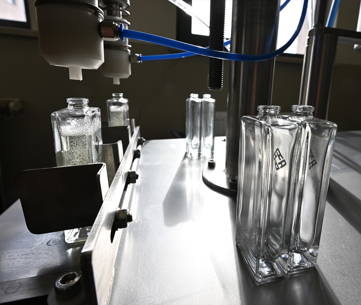 Gaziantep'te Kadın Girişimci Destek Merkezi'nde (KAGİDEM) parfüm üretimi yapan Gaziantepli...