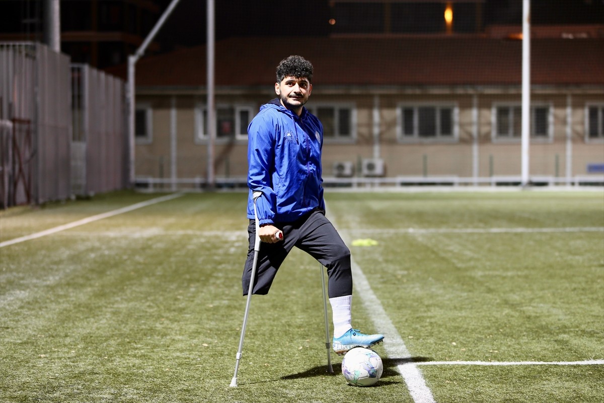 Gebze Belediyesi Ampute Futbol Takımı tarafından yeşil sahalarla buluşturulan ampute gençler...