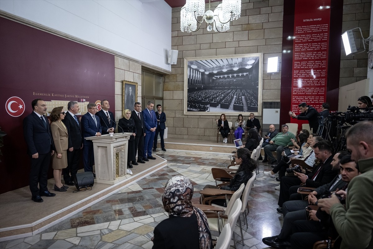 Gelecek Partisi Genel Başkanı Ahmet Davutoğlu, Meclis'te düzenlediği basın toplantısında...