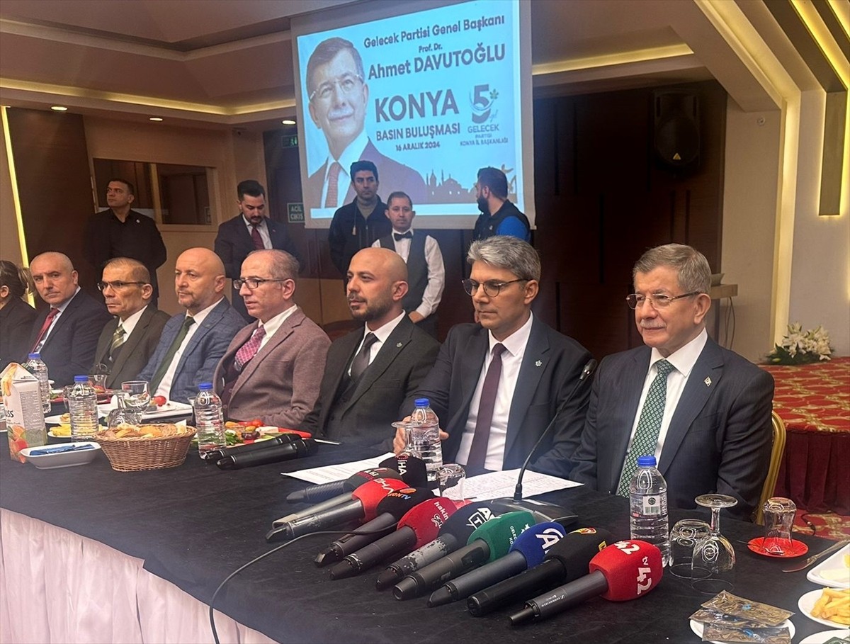 Gelecek Partisi Genel Başkanı Ahmet Davutoğlu (sağda), Konya'da bir otelde düzenlediği basın...