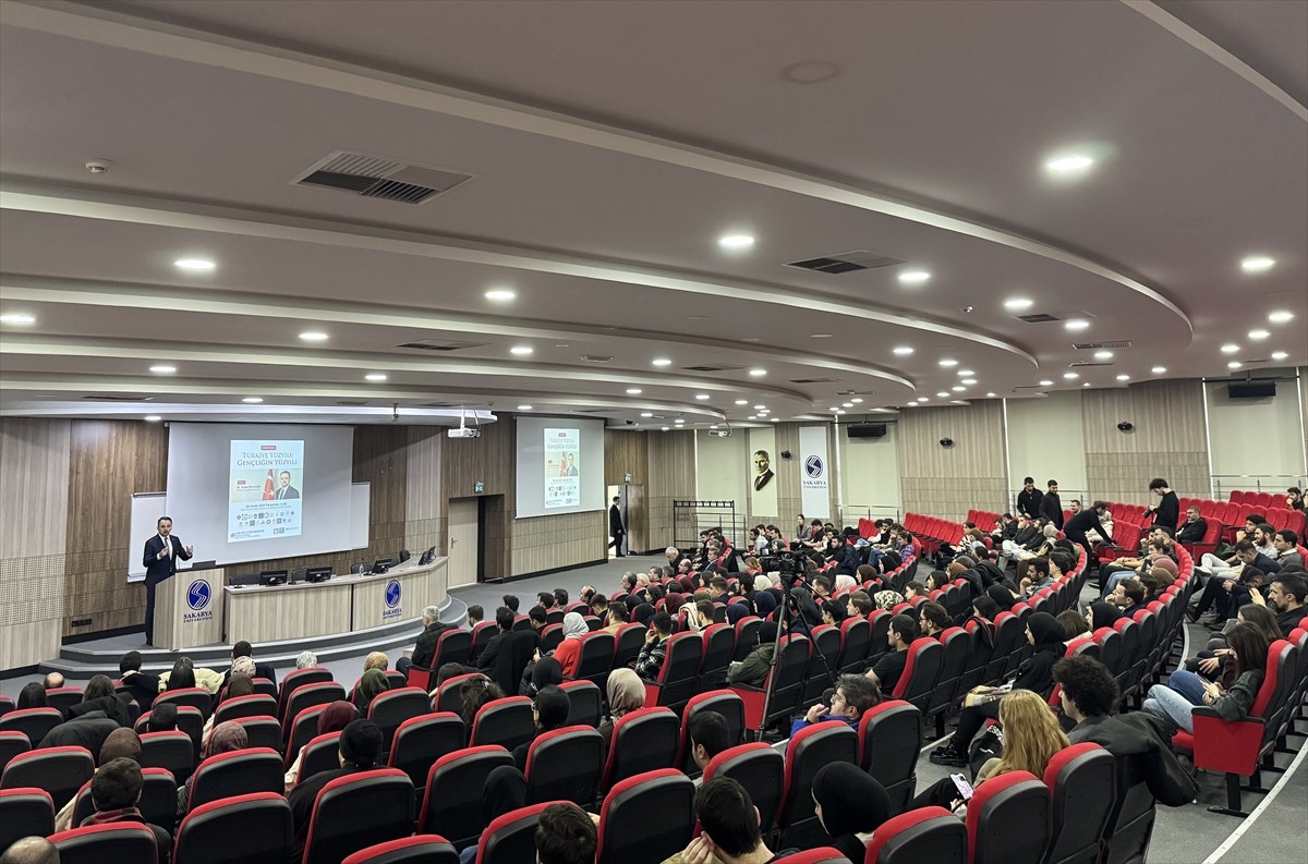 Gençlik ve Spor Bakan Yardımcısı Enes Eminoğlu (ortada), Sakarya Üniversitesi (SAÜ) Hukuk...