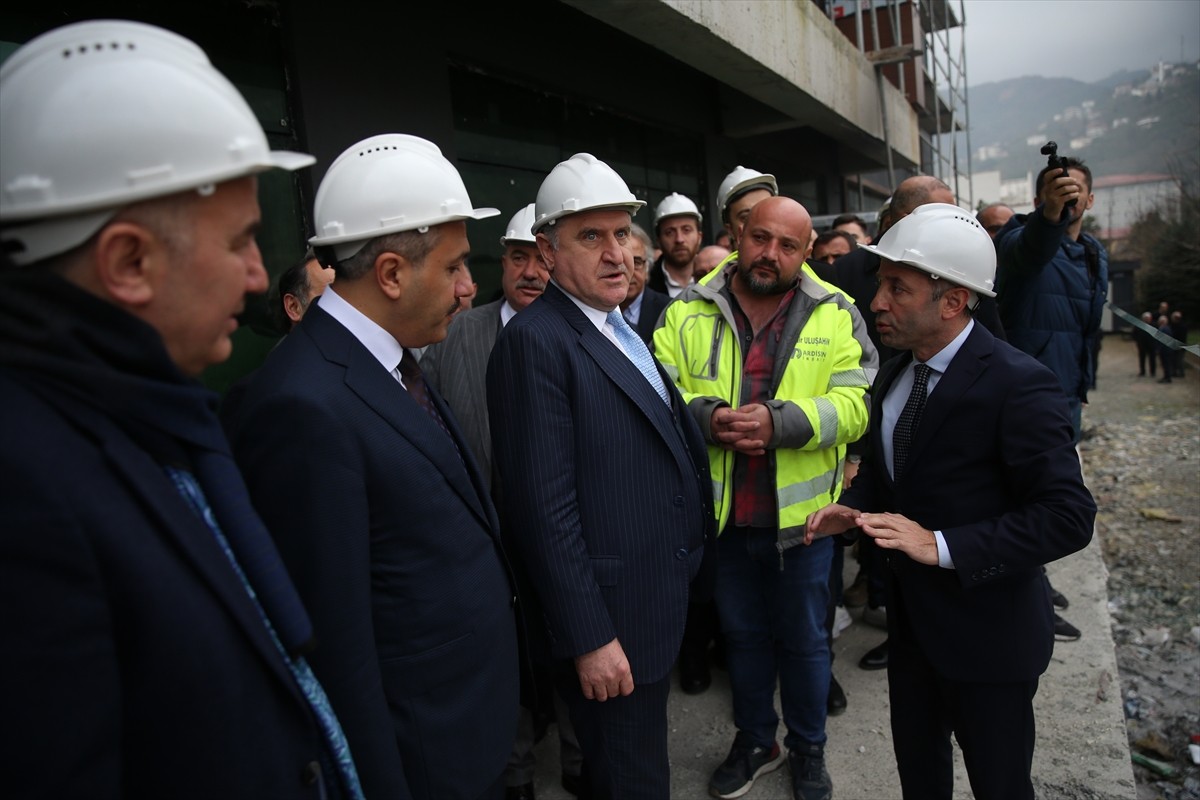 Gençlik ve Spor Bakanı Osman Aşkın Bak (sol 3), Rize'nin Ardeşen ilçesindeki gençlik merkezi ve...