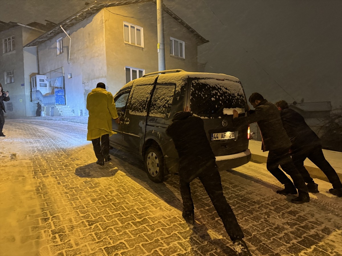 Gümüşhane'de kar yağışının ardından cadde ve sokaklar beyaza büründü. Gümüşhane merkezde kar...