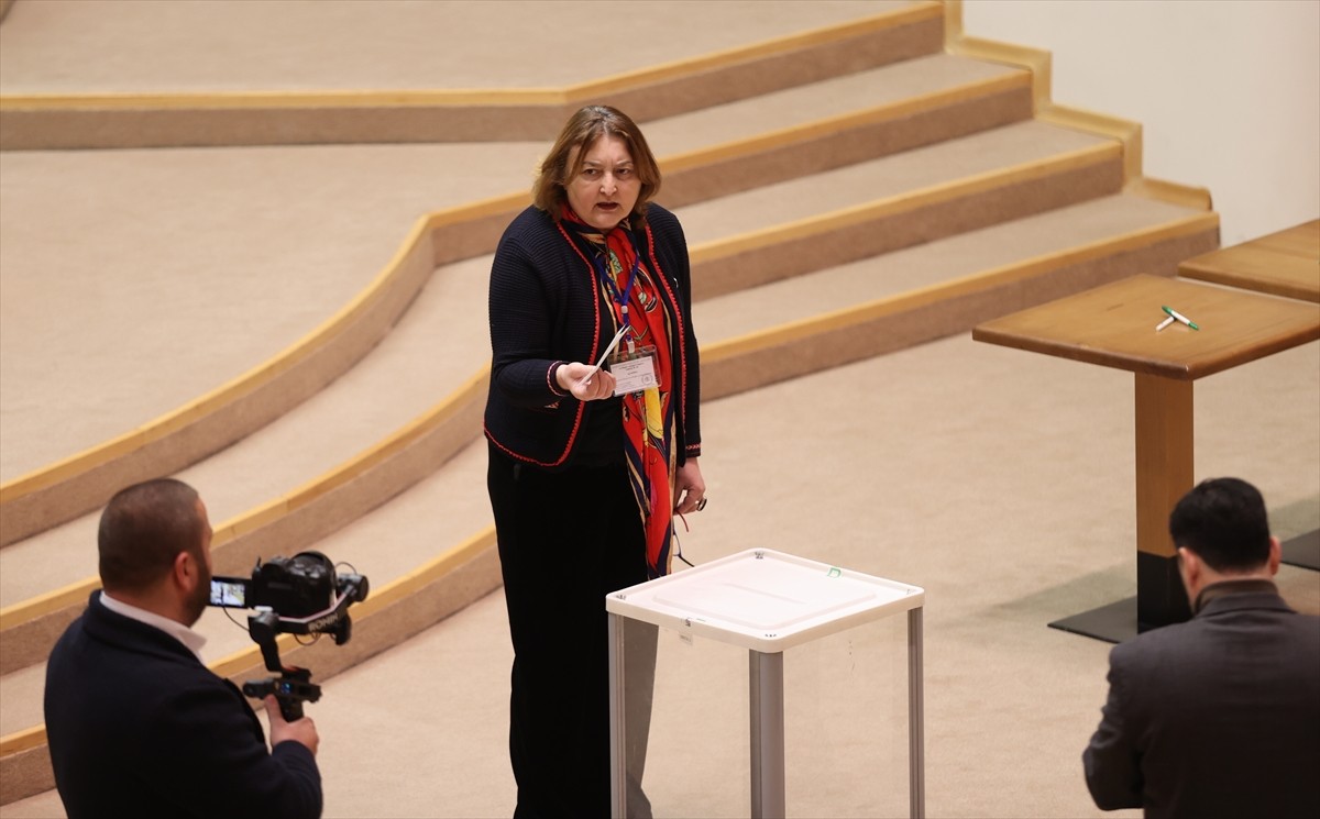 Gürcistan'da Seçim Kurulunun 300 üyesi, 6. cumhurbaşkanını belirlemek üzere parlamentoda oy...