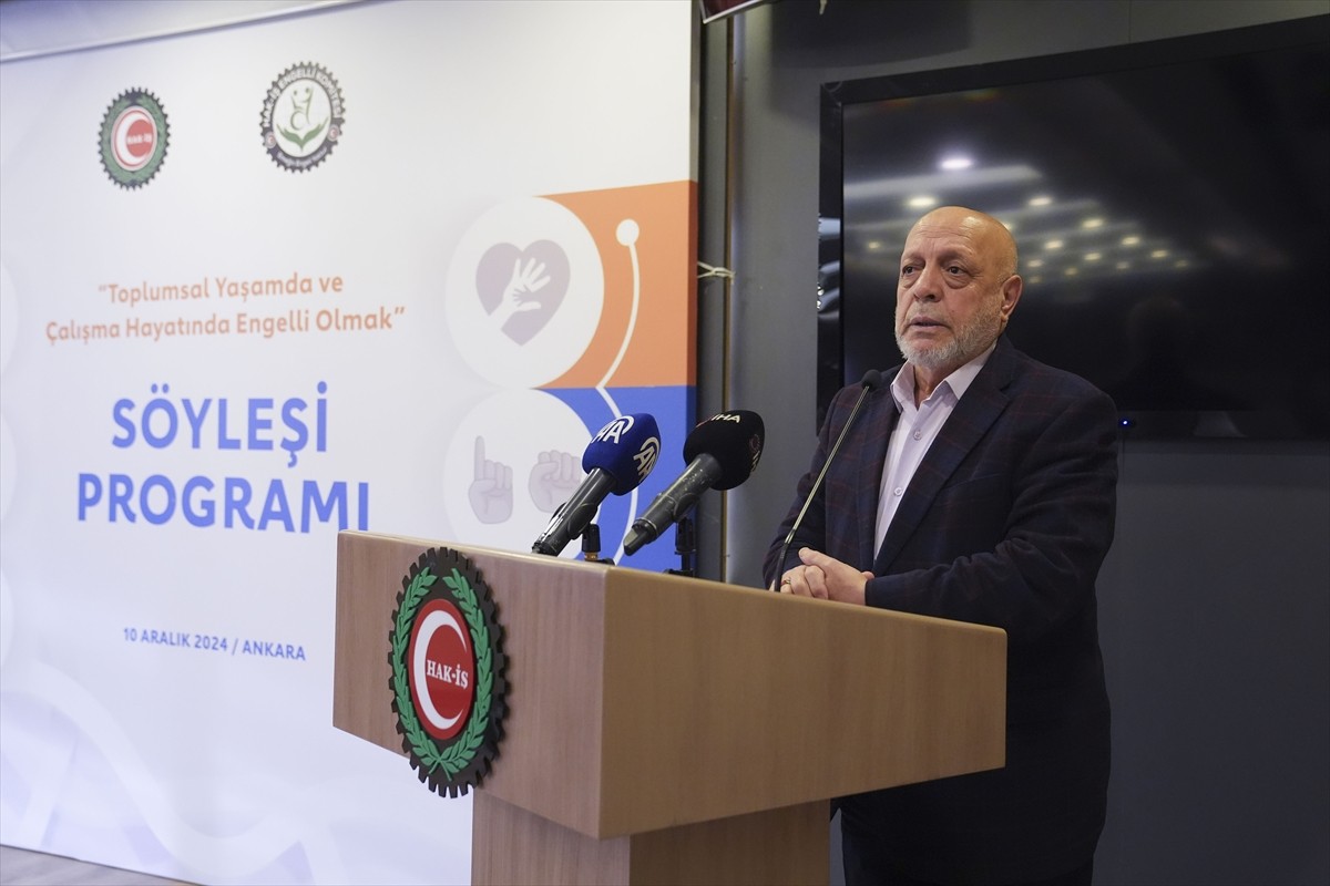 HAK-İŞ Genel Başkanı Mahmut Arslan, Konfederasyon Genel Merkezi'nde düzenlenen "Toplumsal Yaşamda...