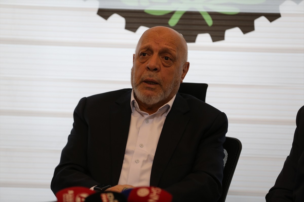 HAK-İŞ Genel Başkanı Mahmut Arslan, Niğde İl Başkanlığı'nda düzenlenen basın toplantısında...