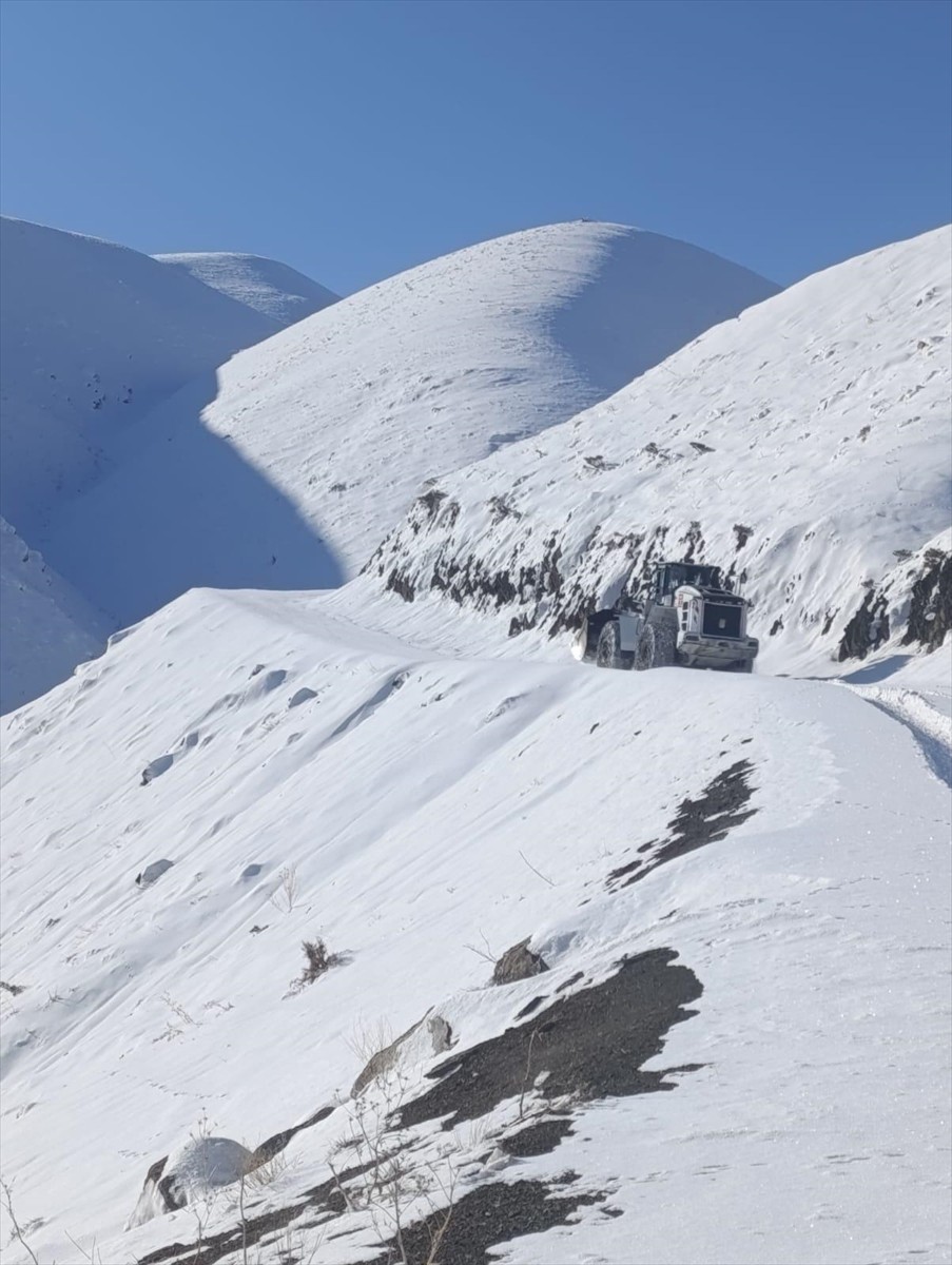 Hakkari'de, kar nedeniyle kapanan üs bölgelerinin yolunda karla mücadele çalışması...