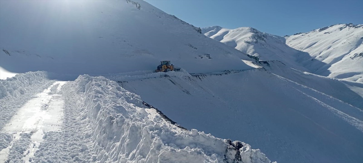 Hakkari'nin Şemdinli ilçesinde kardan kapanan üs bölgesinin yolu ekiplerce açıldı.