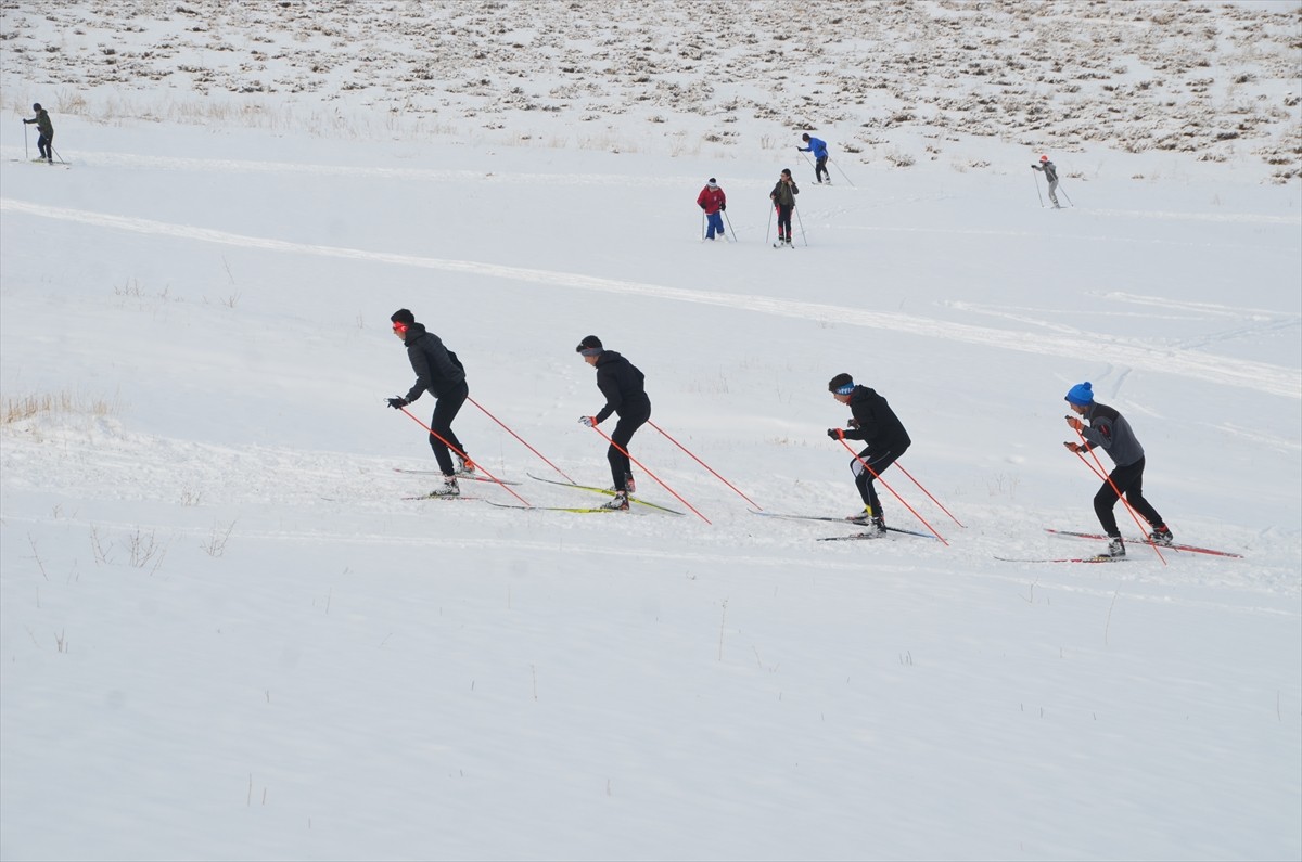 Hakkari'nin Yüksekova ilçesinde milli takıma girme hayali kuran kayak sporcuları, çalışmalarına...
