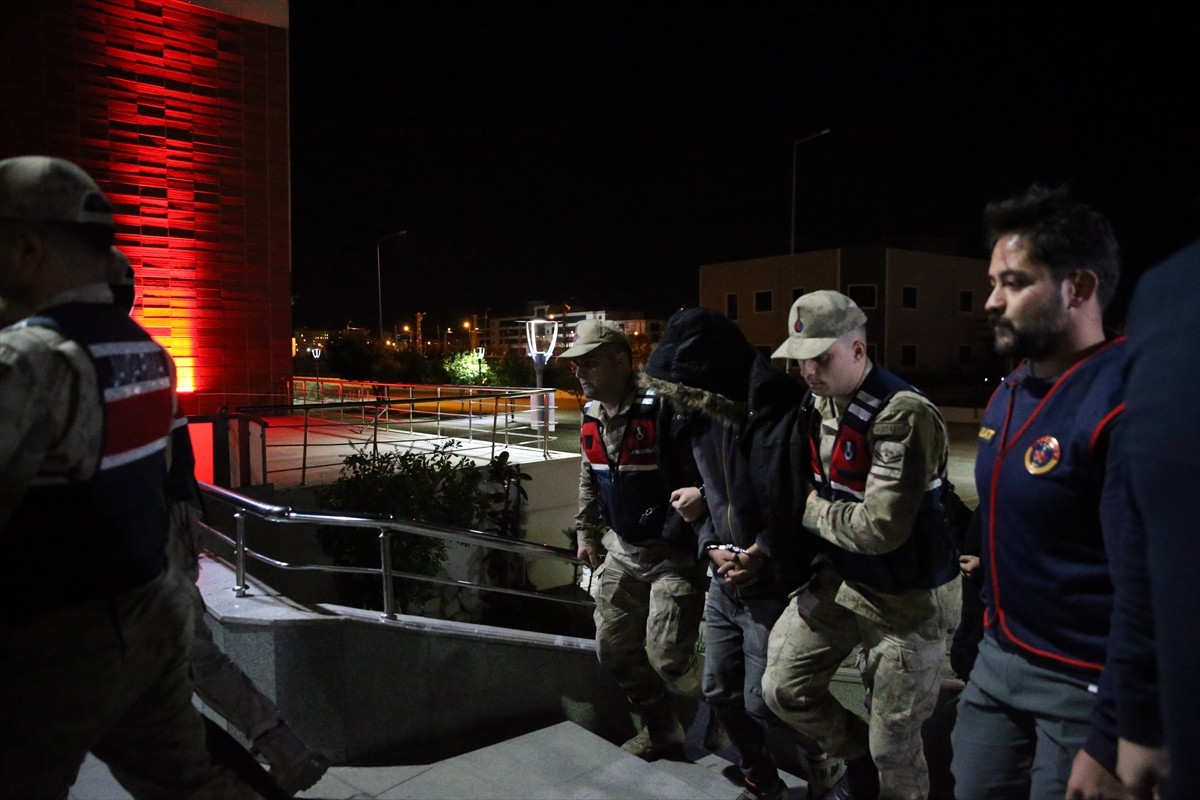 Hatay'ın İskenderun ilçesinde anne ve 3 çocuğunun evlerinde zehirlenerek yaşamını yitirmesi, baba...