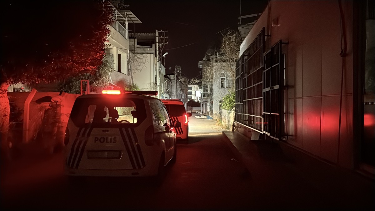 Hatay'ın İskenderun ilçesinde fırtına nedeniyle binaların çatısı uçtu, ağaçlar devrildi.