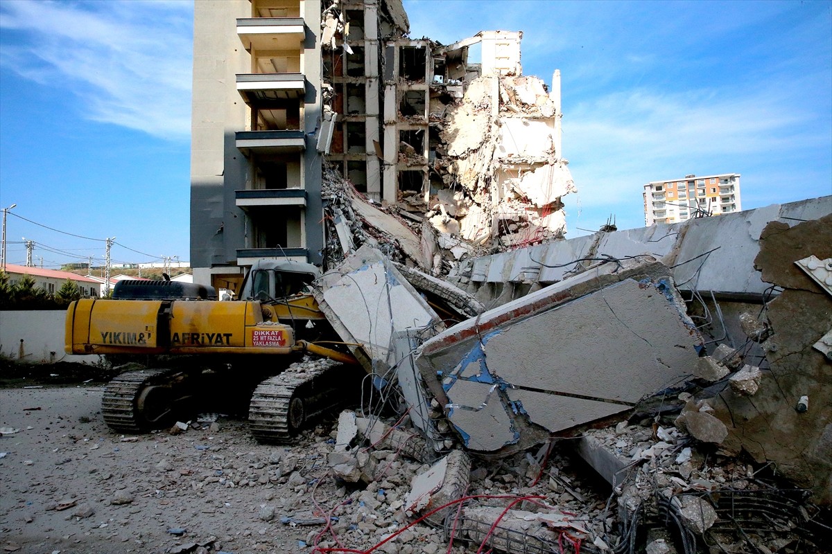 Hatay'ın merkez Antakya ilçesinde, ağır hasarlı bir bina yıkım sırasında iş makinesinin üzerine...