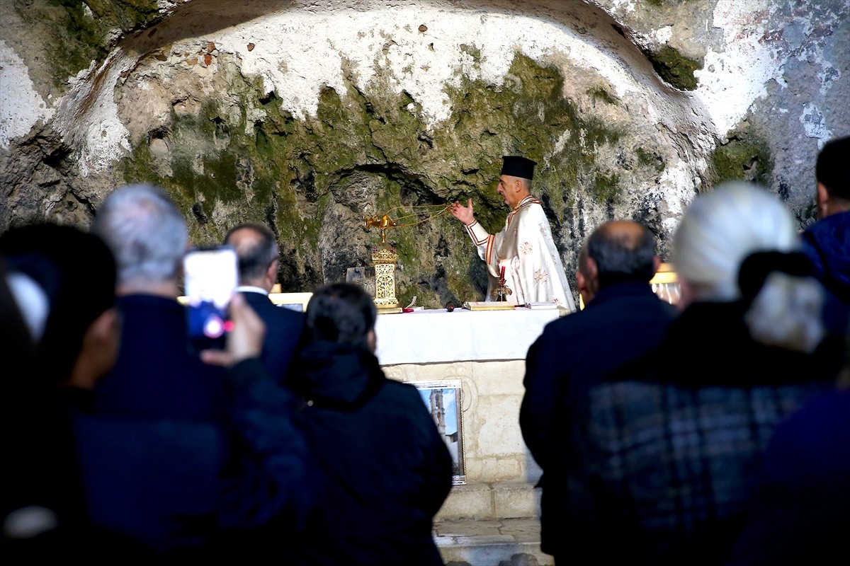 Hatay'ın merkez Antakya ilçesinde Noel dolayısıyla St. Pierre Kilisesi'nde ayin düzenlendi.