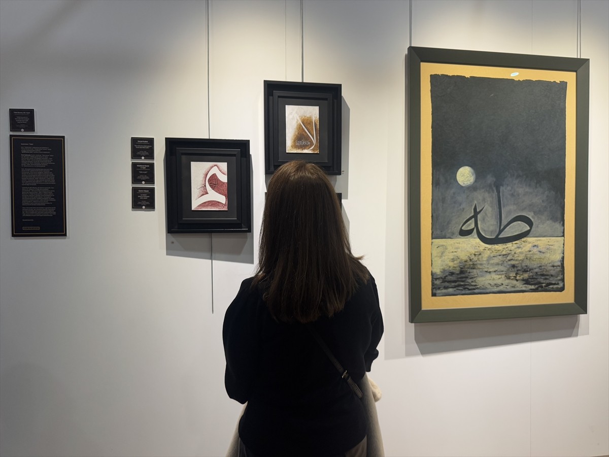 Hattat Mustafa Cemil Efe'nin "Tecelli" isimli 13'üncü kişisel hüsnühat sergisi Saray...