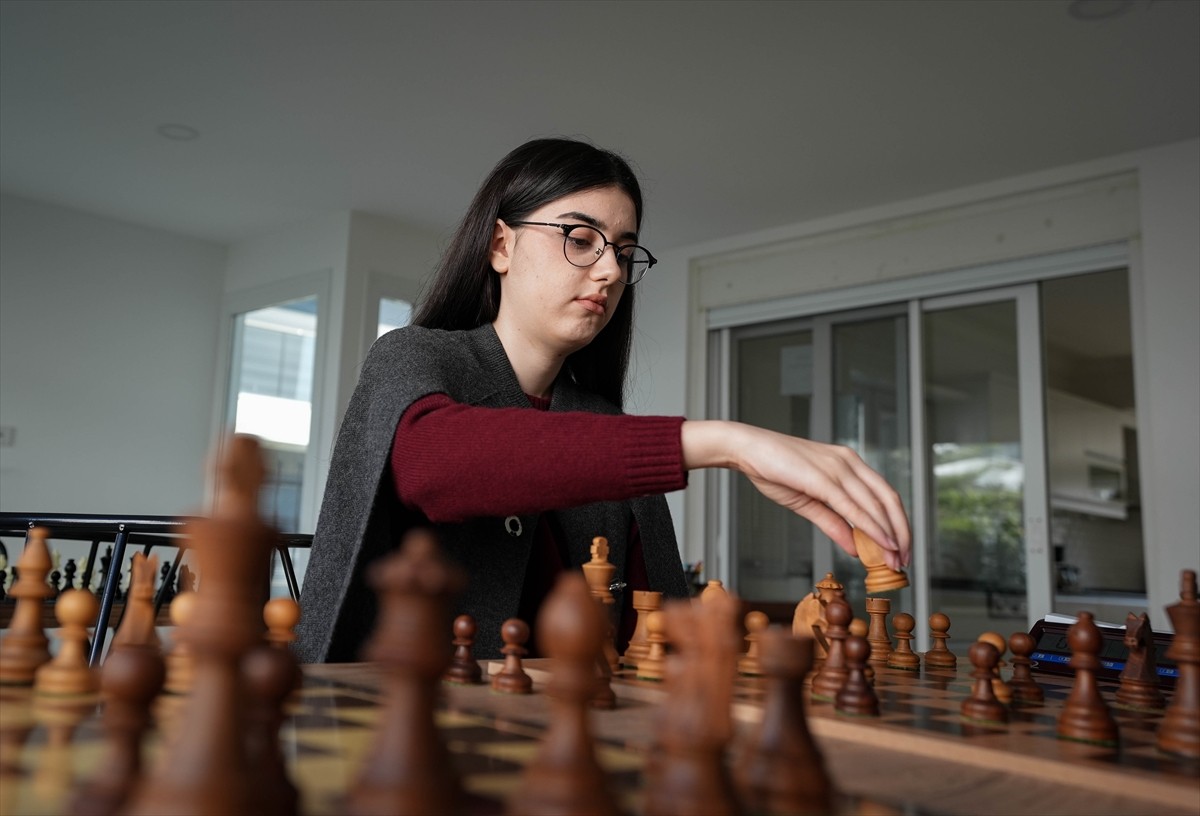 Henüz 4 yaşındayken bilgisayarda oynayarak öğrendiği satrançta 200'ü aşkın madalya ve kadın...