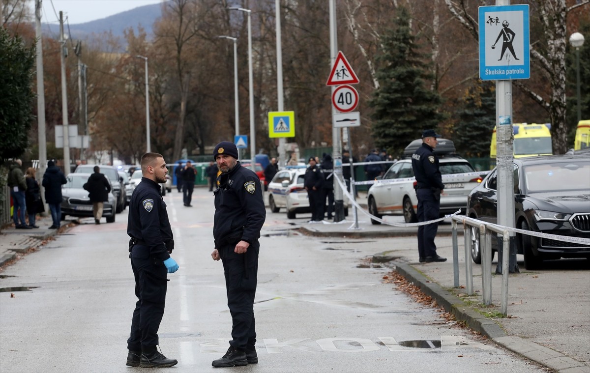 Hırvatistan'ın başkenti Zagreb'deki ilkokulda düzenlenen bıçaklı saldırıda 1 öğrenci hayatını...